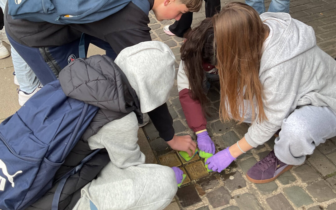 8c besucht und reinigt Stolpersteine in Aplerbeck