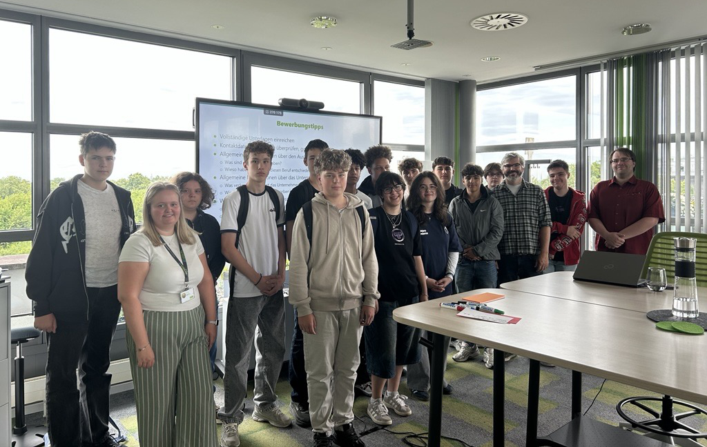 9er Informatik-Kurs auf Betriebserkundung bei GREEN IT